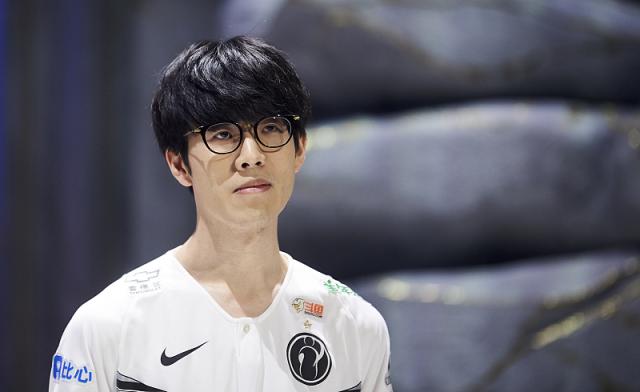 Scout ：第一局中路的团战就我们觉得可以打就打了