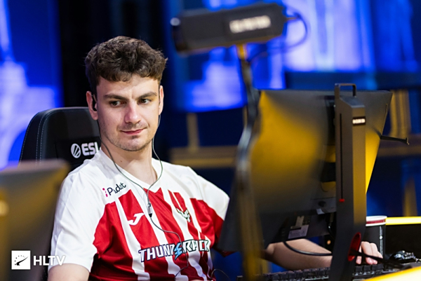 等NAVI拿TI冠军的时候我们就踢了Yatoro